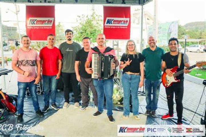 Brusque recebe show da turnê de Elvisback Big Band & Adam Presley O