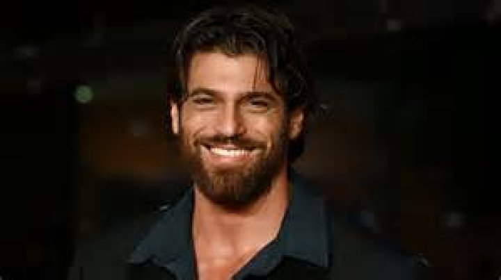 Can Yaman is getting close with the family of Demet Ozdemir.Details