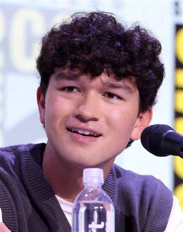 Disney+ Star Charlie Bushnell Q×A 360 MAGAZINE GREEN DESIGN POP