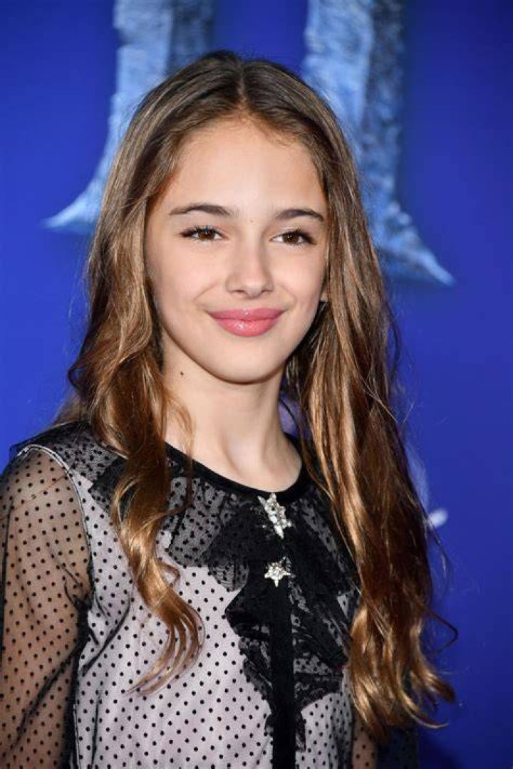 Julia Butters “Frozen 2” Premiere in Hollywood • CelebMafia