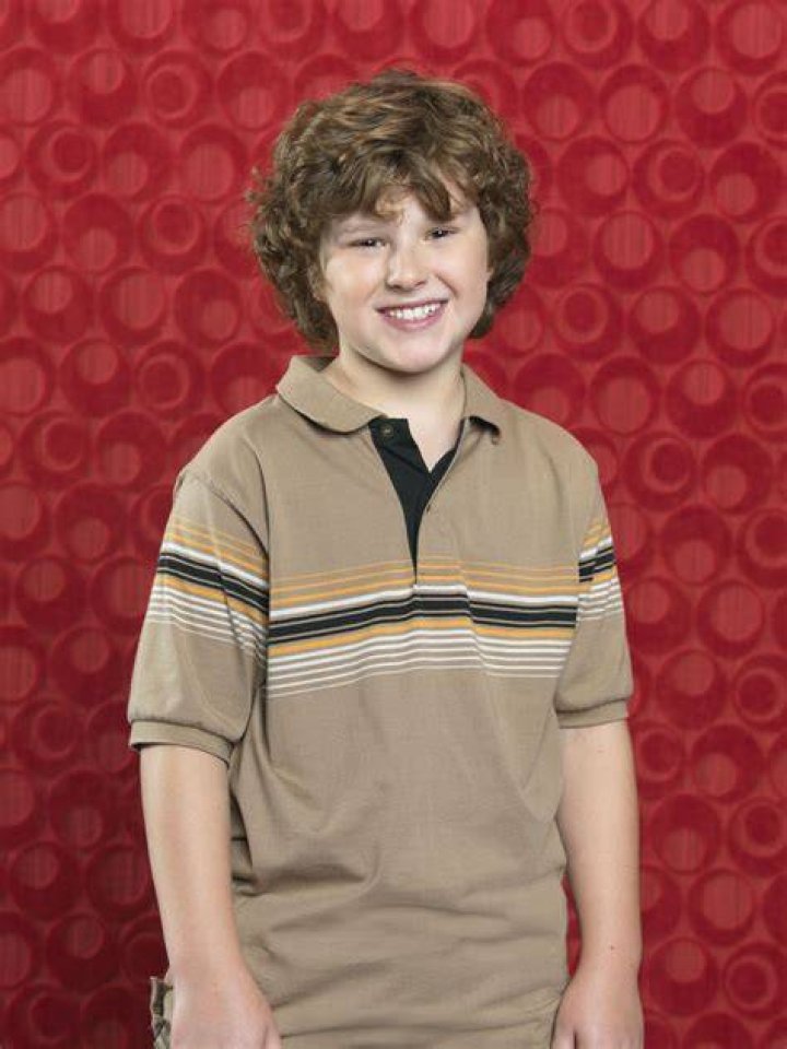 Nolan Gould Modern family luke, Modern family funny, Luke modern family