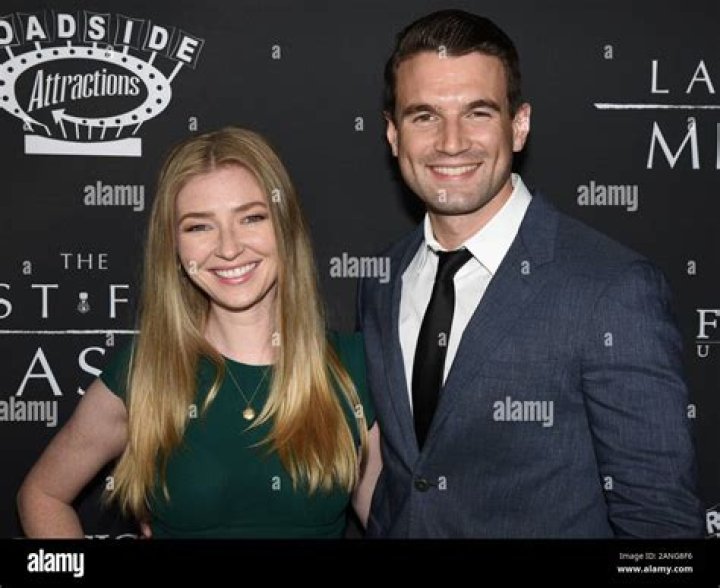Portia Doubleday & Alex Russell Kissing at The Grove! portia